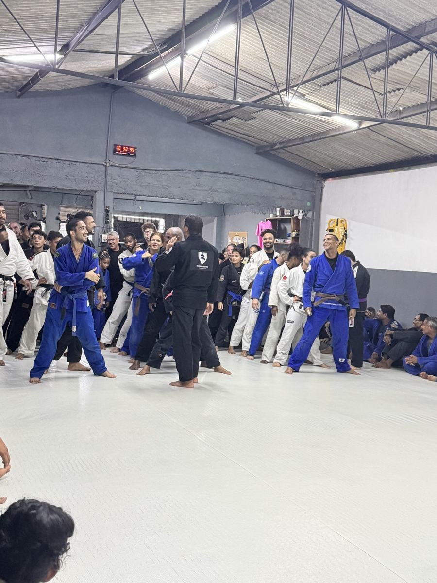 A packed class lined up across the Arte Suave mats